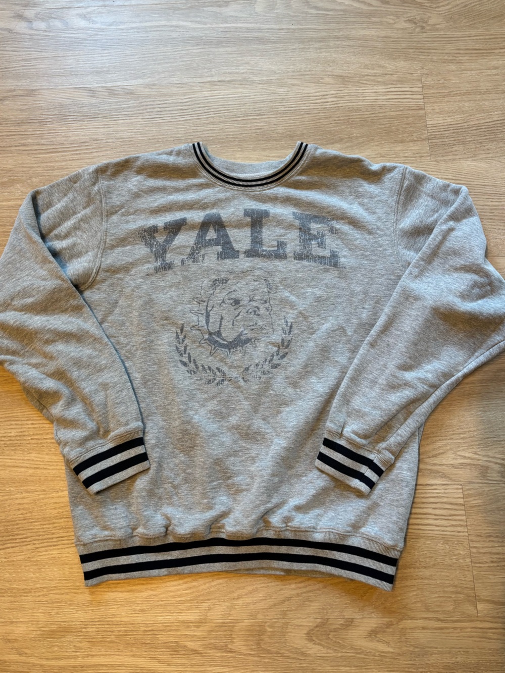 VTG Yale University Men’s XL Crewneck Sweatshirt Distressed Gray Bulldog Retro